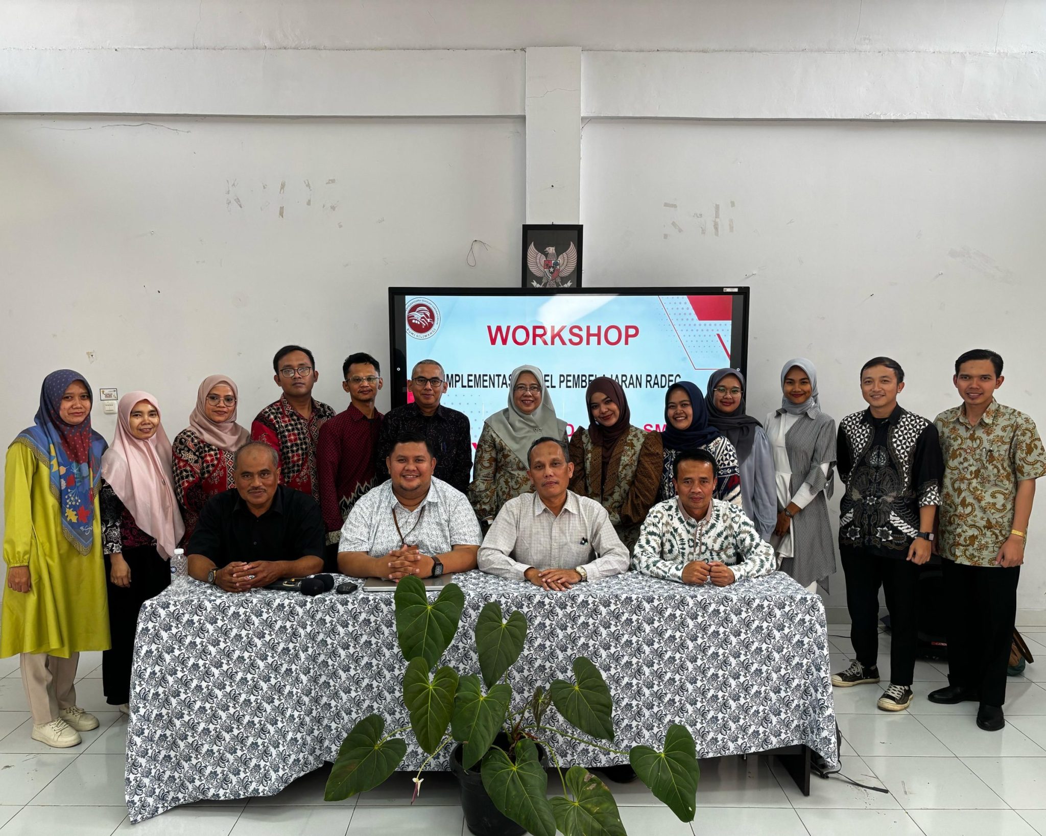 Workshop Implementasi Model Pembelajaran RADEC (𝘙𝘦𝘢𝘥, 𝘈𝘯𝘴𝘸𝘦𝘳, 𝘋𝘪𝘴𝘤𝘶𝘴𝘴, 𝘌𝘹𝘱𝘭𝘢𝘪𝘯, 𝘢𝘯𝘥 𝘊𝘳𝘦𝘢𝘵𝘦)